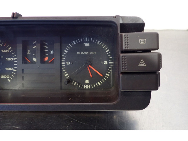 Панель приборов 8111733181117332   Audi 80 90 B2       