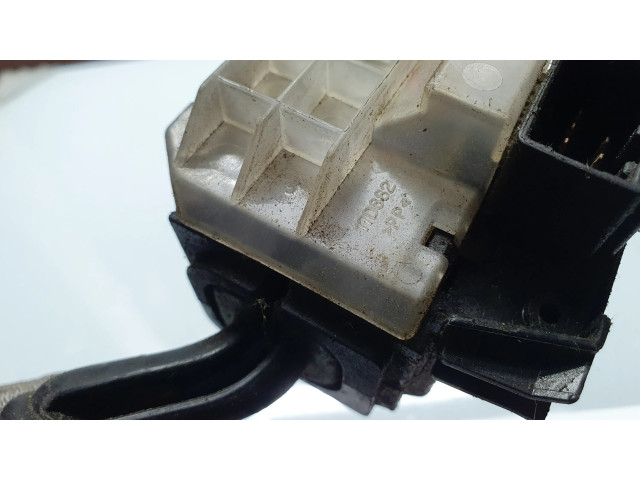 Ручка стеклоочистителей 17D682   Mazda 3 I