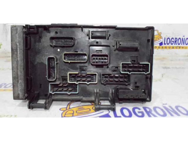 Блок предохранителей 04869001AJ   Chrysler Grand Voyager IV    