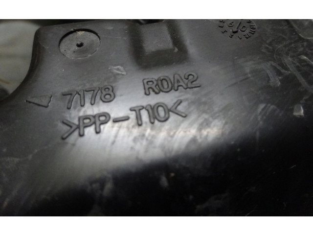   Pojistková skříňka 8266252301, 7178R0A2   Toyota Yaris 2009