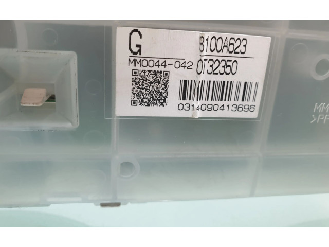 Přístrojová deska  Mitsubishi Pajero 2008 MM0044042, 8100A623  