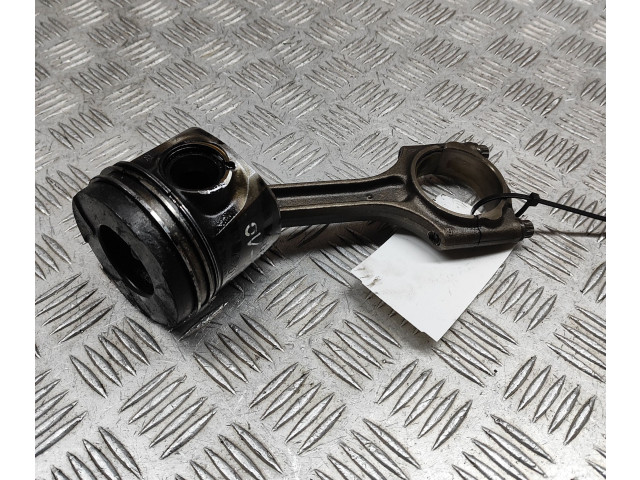 Píst 31339996, 31401216   Volvo V60    D 5204 T2 