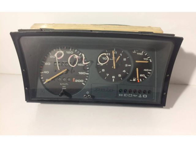 Přístrojová deska  Volkswagen Polo II 86C 2F 1986 88471405  