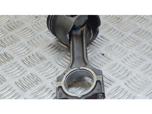 Píst    BMW 5 E39  pro naftový motor 2.5 M57 D25 (256D1) 