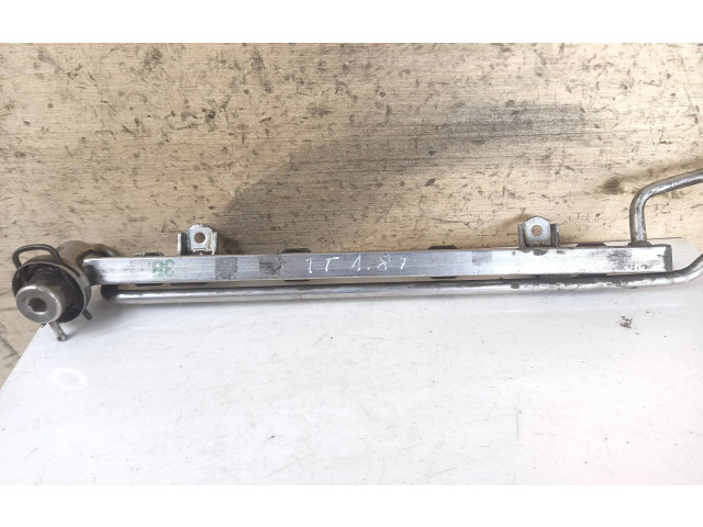 Топливная рампа 06A133681   Audi TT Mk1  