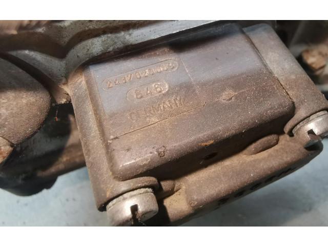 Vstřikovací lišta 0438121070, 026133353D   Audi 80 90 B3     