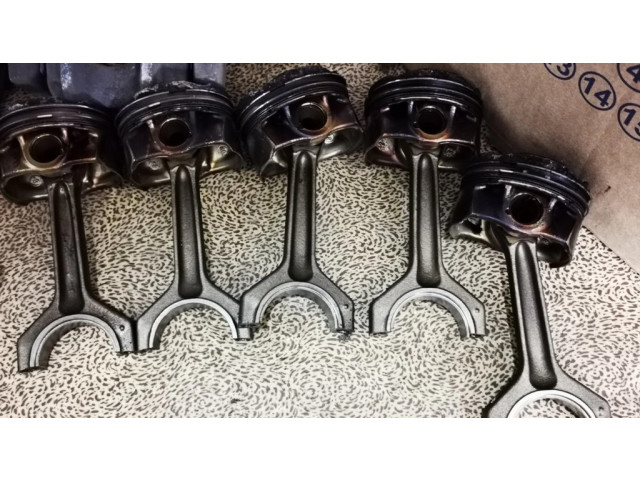 Píst 7846593   BMW 3 GT F34  pro benzínový motor 2.8  