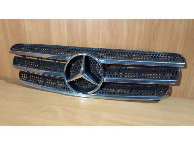 Передняя решётка Mercedes-Benz ML W163 1997-2005 года 1638800985      