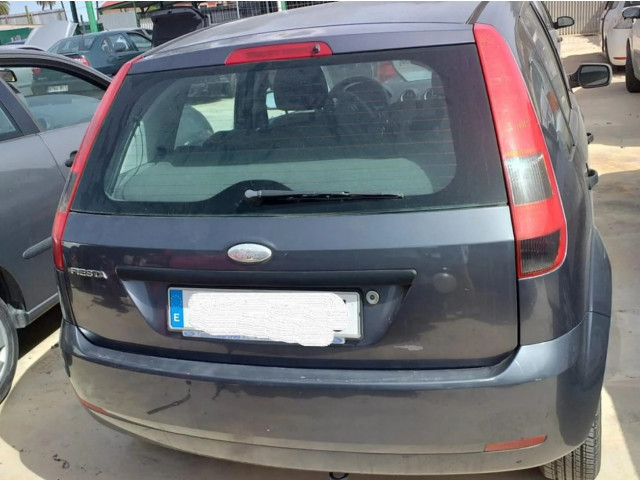 Задний фонарь  2S6113A602B    Ford Fiesta   2000-2001 года