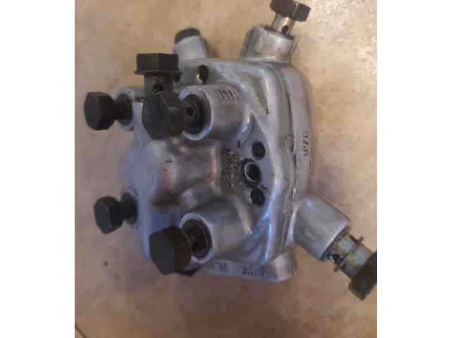 Топливная рампа 0438101035   Audi 80 90 B3  