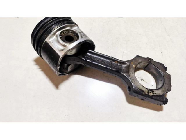 Píst    Alfa Romeo 156  pro naftový motor 2.4  