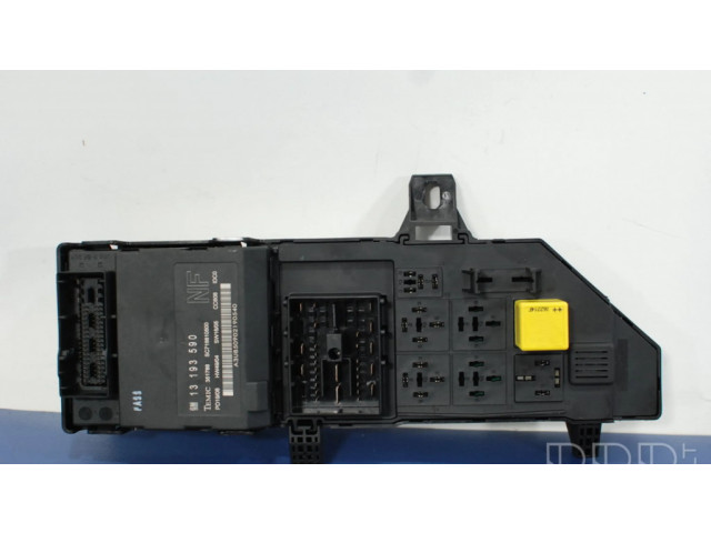 Блок предохранителей  13223679   Opel Vectra C    