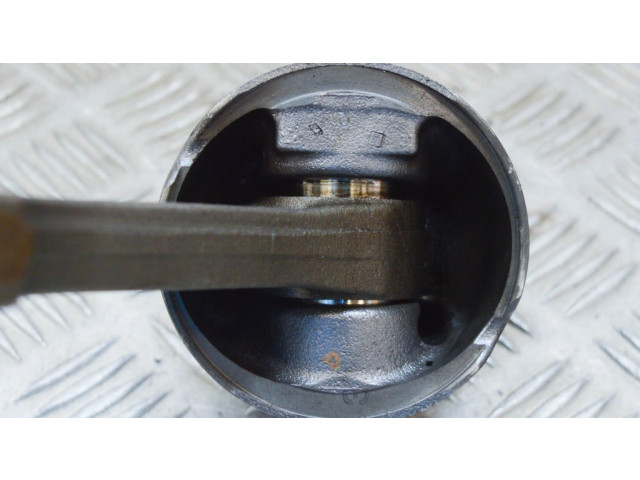 Píst    BMW 5 E39  pro naftový motor 2.5 M57 D25 (256D1) 