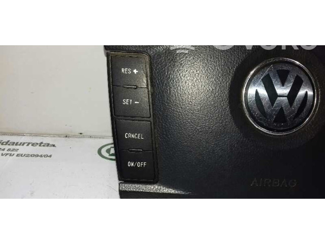 Подушка безопасности водителя 7L6880201EB   Volkswagen Touareg I