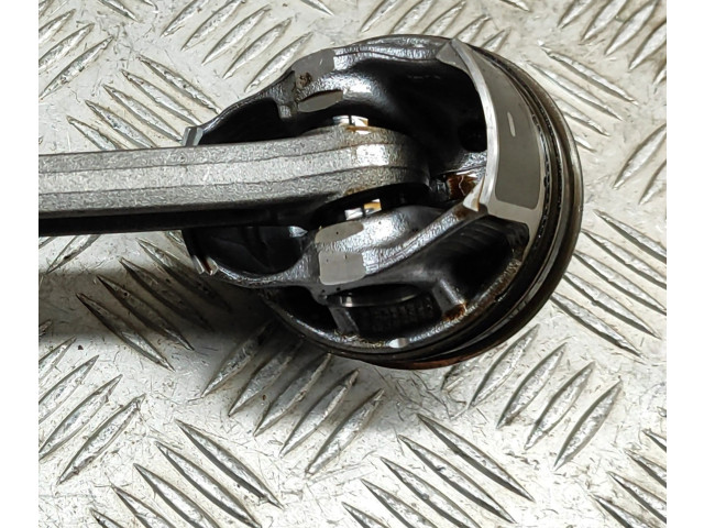 Píst 32298424, 31401957   Volvo XC40    B 4204 T47 