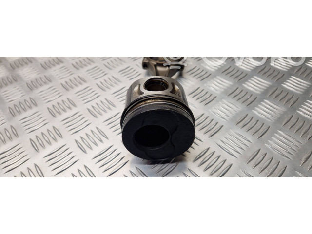Píst    Audi A4 S4 B5 8D     