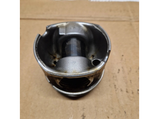 Píst 7812585   BMW 5 F10 F11  pro naftový motor 3.0 N57D30B Diesel straight 6