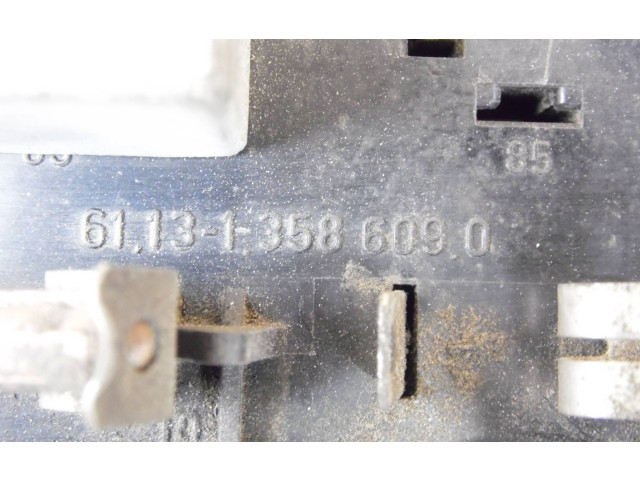   Pojistková skříňka 61131358609   BMW 3 E30 1986