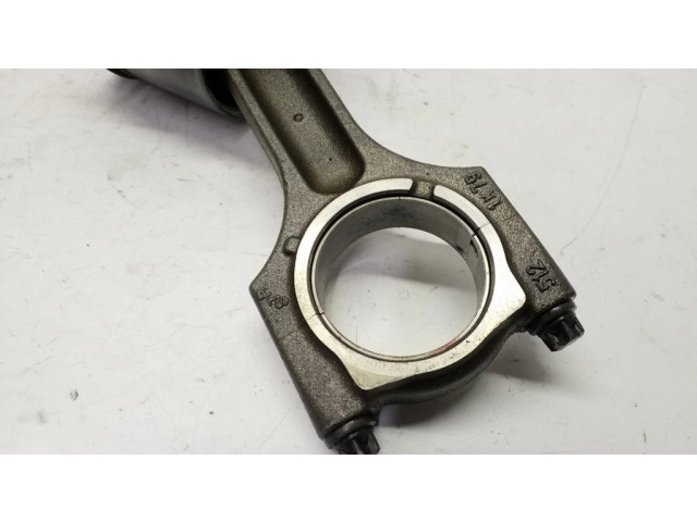 Píst    BMW 7 E65 E66  pro naftový motor 3.0  