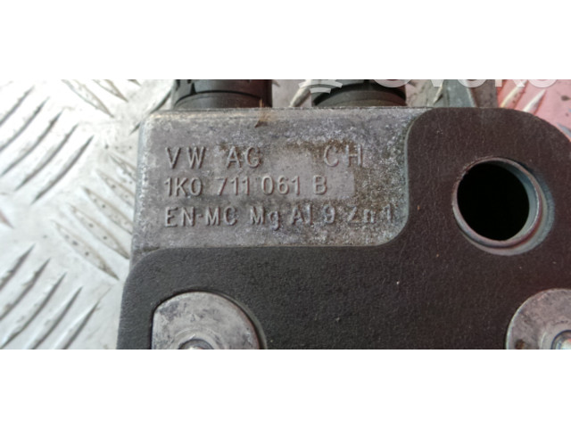 Vstřikovací lišta 3C0711049AE, 1K0711061B   Volkswagen PASSAT B7    CAYC 