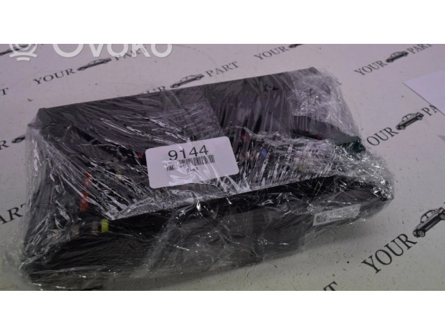 Блок предохранителей 9210863   BMW X3 F25    