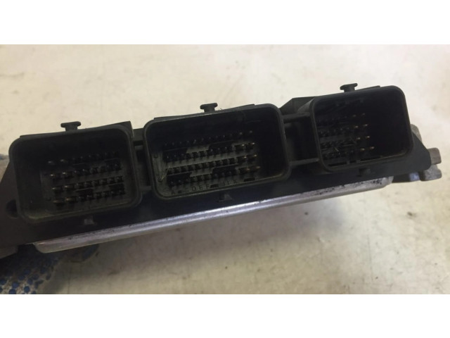 Блок управления двигателя 0281011530, 8200512196   Opel Vivaro