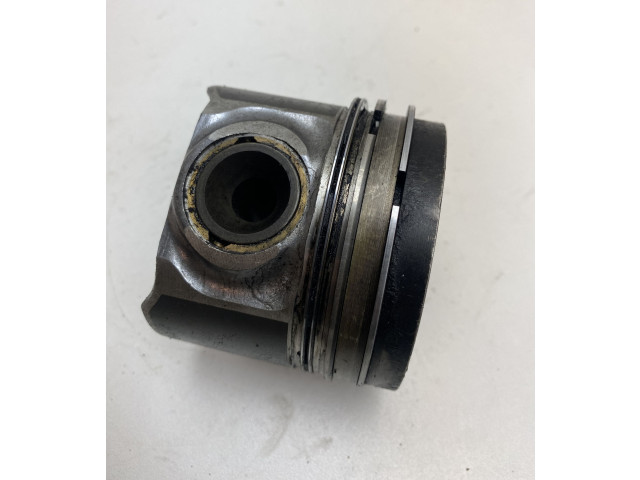 Píst 81L97A8   Volkswagen PASSAT B6  pro naftový motor 2.0  