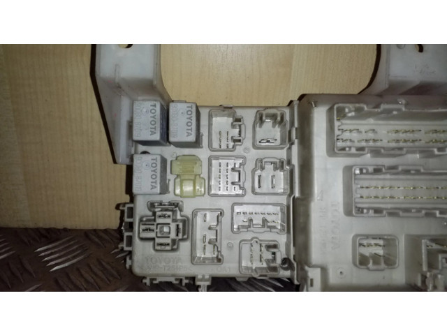 Блок предохранителей 8264102060, MB2323008531   Toyota Corolla E120 E130    