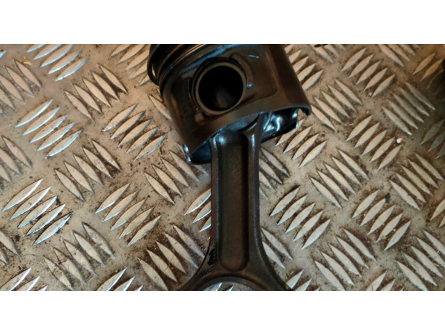 Píst    BMW 3 E90 E91  pro naftový motor 2.0 N47 