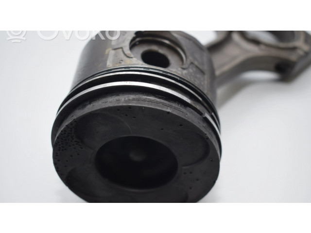 Píst    BMW 5 E39  pro naftový motor 2.9 M57 D30 (306D1) 