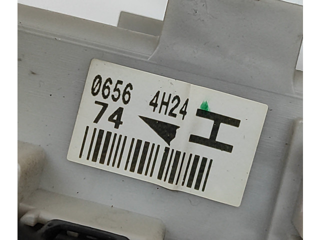   Pojistková skříňka 8273060080   Toyota Land Cruiser (J120) 2005