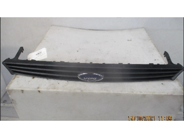 Передняя решётка Ford Focus 1998-2004 года 1132680      