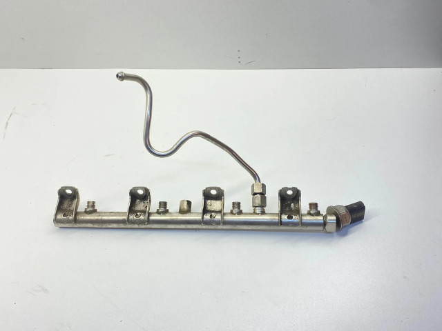 Vstřikovací lišta 7537319, 1214215243   BMW 5 F10 F11  pro benzínový motor 4.4  
