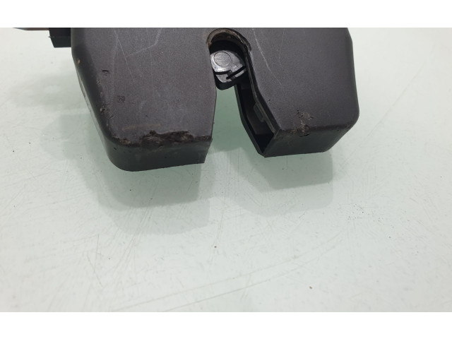 Замок багажника 31335870    Volvo V40 2012 - 2019 года
