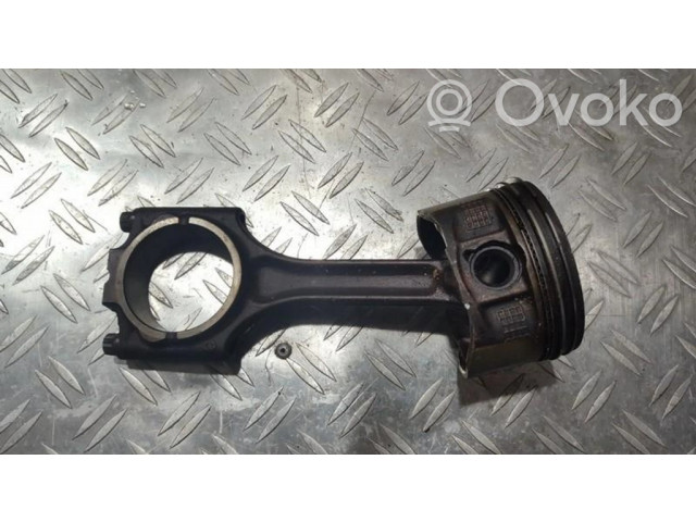 Píst 24520b   Volvo 850  pro benzínový motor 2.0  