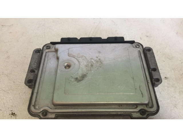 Блок управления двигателя 0281011530, 8200512196   Opel Vivaro