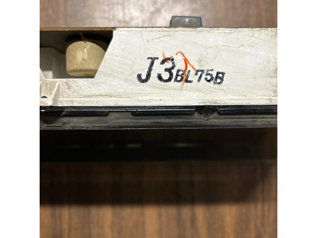 Přístrojová deska  Mazda 323 1988 J3BL75B  