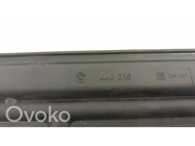 Vstřikovací lišta 1440318   BMW 3 E46  pro benzínový motor 3.0  M54B30