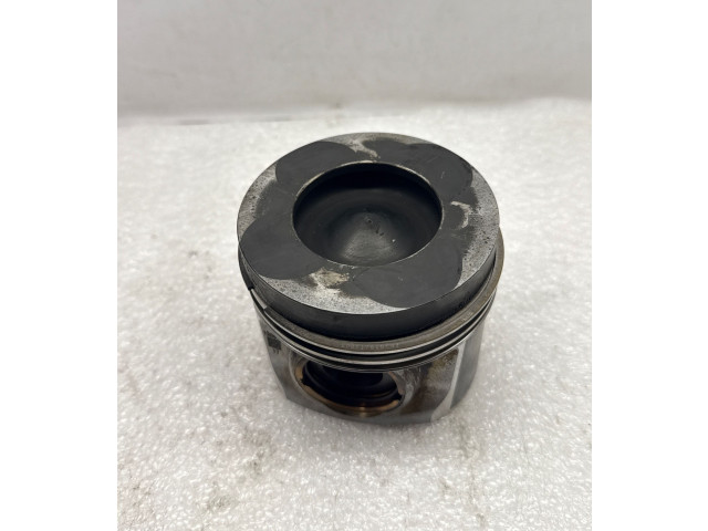  Поршень  11258584899, 8584899  BMW 5 G30 G31  