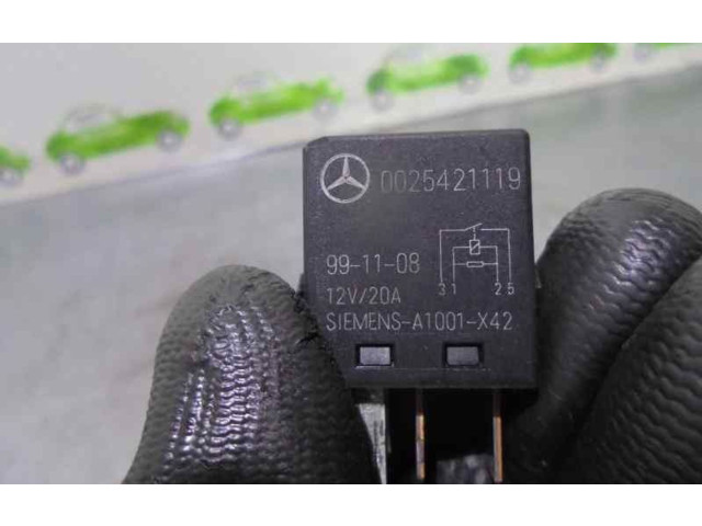   Pojistková skříňka 0025421119   Mercedes-Benz E W124 1990