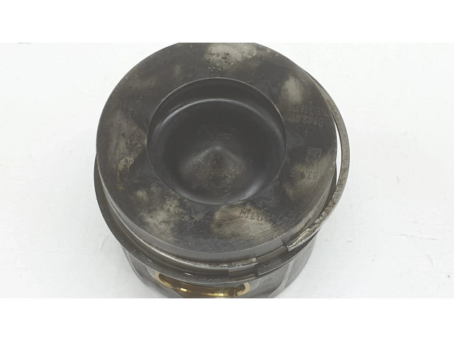 Píst 11258571012, 1212CD   BMW 2 F22 F23  pro naftový motor   