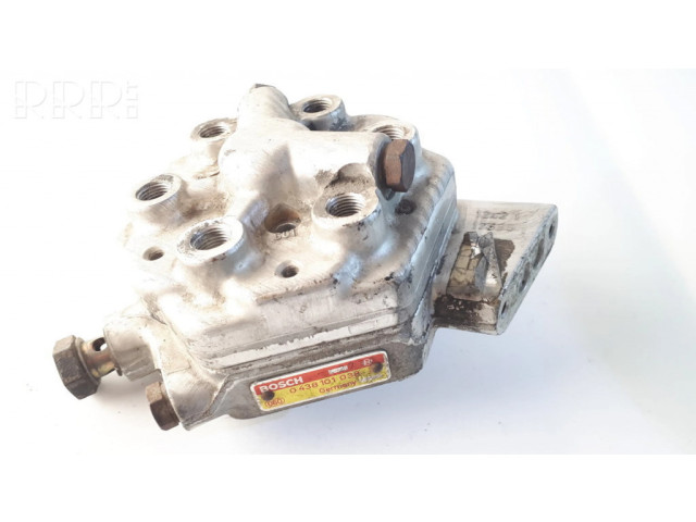 Vstřikovací lišta 0438101038   Audi 100 S4 C4  pro benzínový motor 2.3  