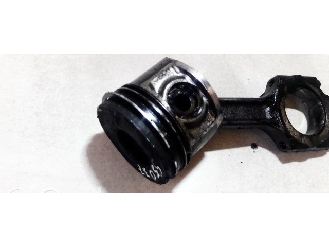 Píst    Alfa Romeo 156  pro naftový motor 2.4  