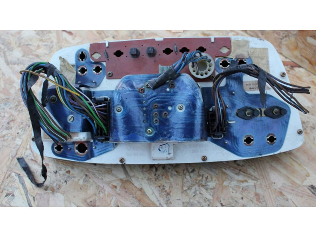 Přístrojová deska  BMW 7 E23 1983 1360857  