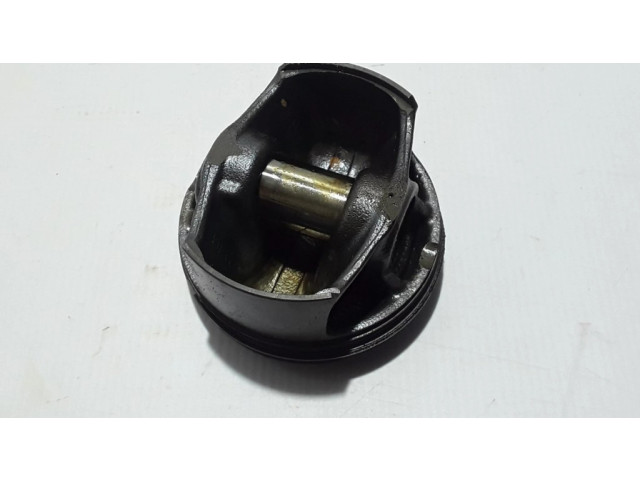 Píst 32213692   Volvo XC40  pro benzínový motor 2.0  