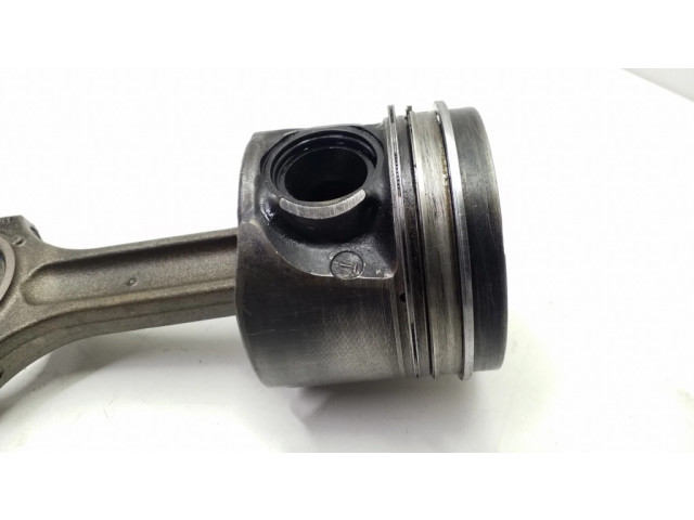 Píst    BMW 7 E65 E66  pro naftový motor 3.0  
