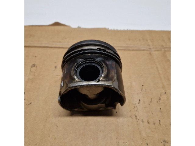 Píst 7812585   BMW 5 F10 F11  pro naftový motor 3.0 N57D30B Diesel straight 6