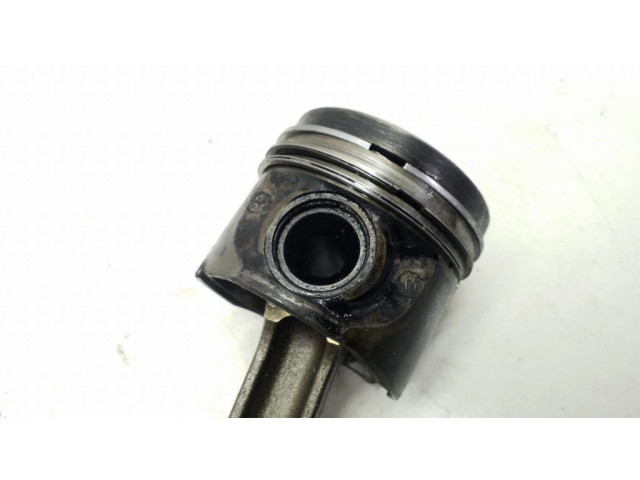 Píst    BMW 7 E65 E66  pro naftový motor 3.0  