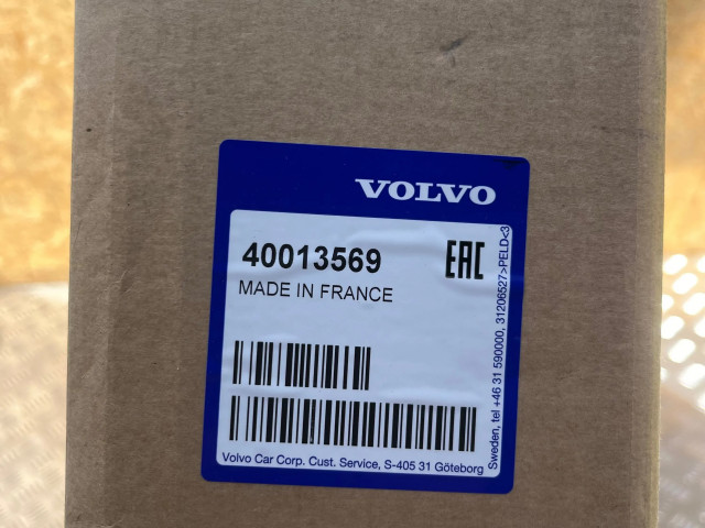 Верхняя решётка Volvo C40 2021- года 32337602, 40013569      