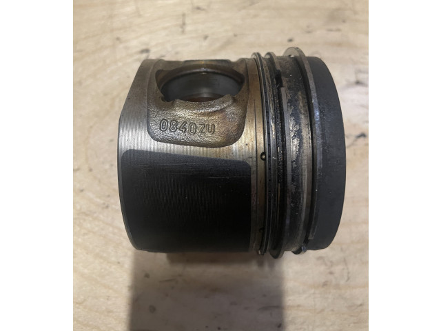 Píst 11257803033, 7803033   BMW 1 F20 F21  pro naftový motor 2.0  